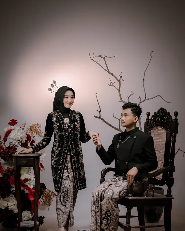 Adit dan Nadea bergandengan tangan