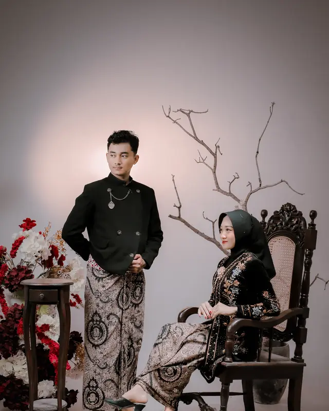 Adit berdiri, Nadea duduk di kursi ukir